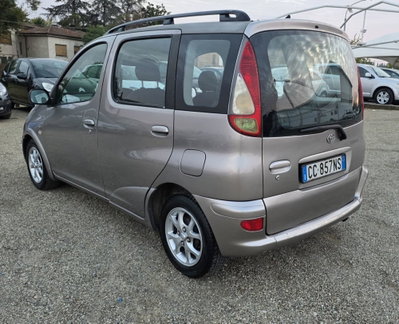Toyota Yaris 16V cat 5 porte Sol (5)