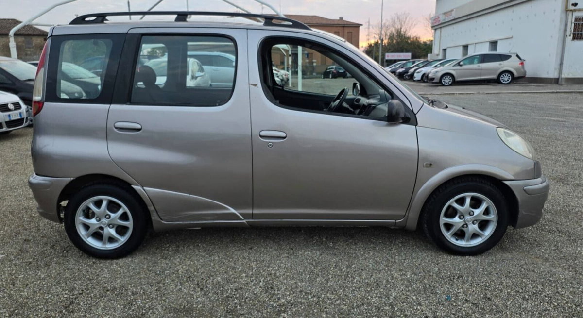 Toyota Yaris 16V cat 5 porte Sol (7)
