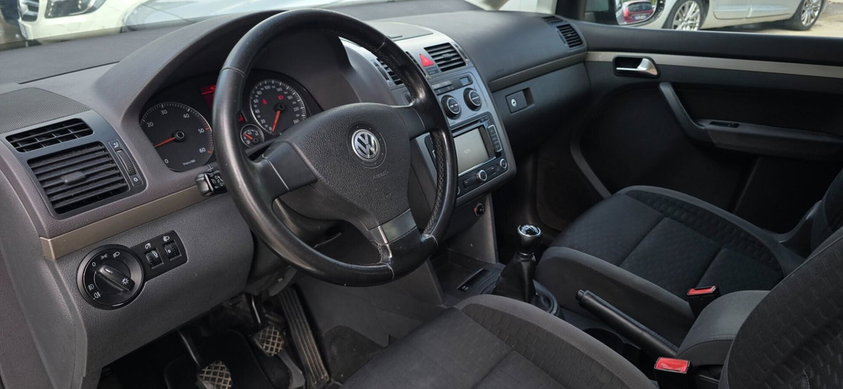 Volkswagen Touran TDI 105CV DPF Conceptline (5)