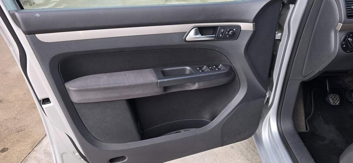Volkswagen Touran TDI 105CV DPF Conceptline (8)
