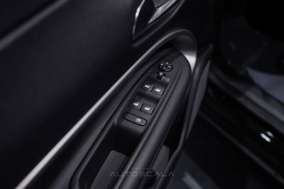 Jeep Avenger 1.2 turbo e-hybrid mhev Summit fwd 110cv edct6 (10)