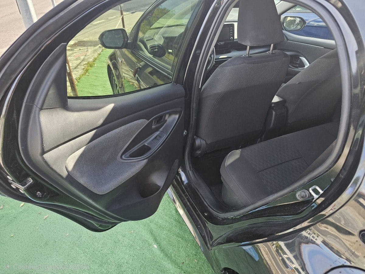 Toyota Yaris 1.5 Hybrid 5 porte Lounge (9)