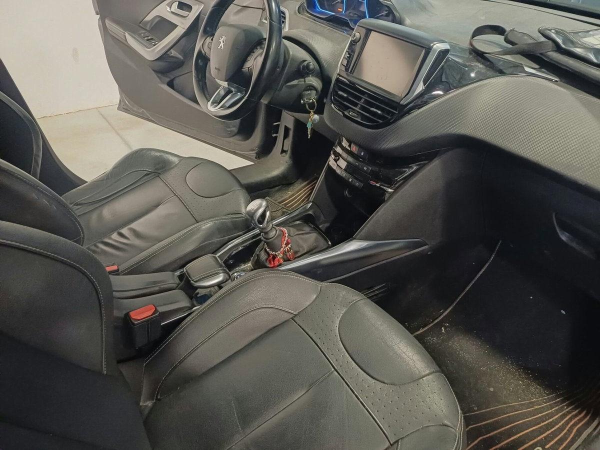 Peugeot 2008 120 S&S Black Matt (6)