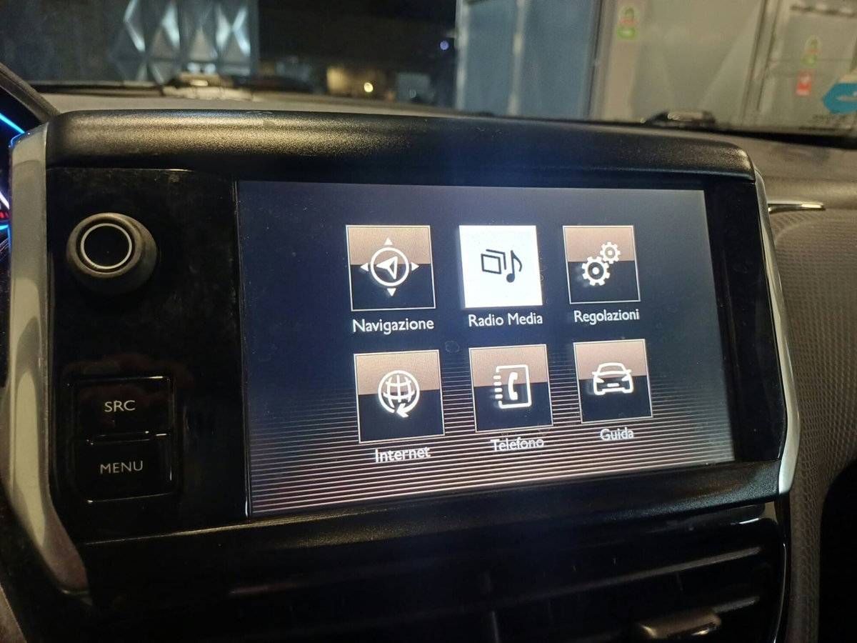 Peugeot 2008 120 S&S Black Matt (8)