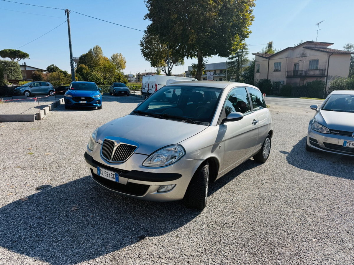 Lancia Ypsilon 1.2 Argento (3)