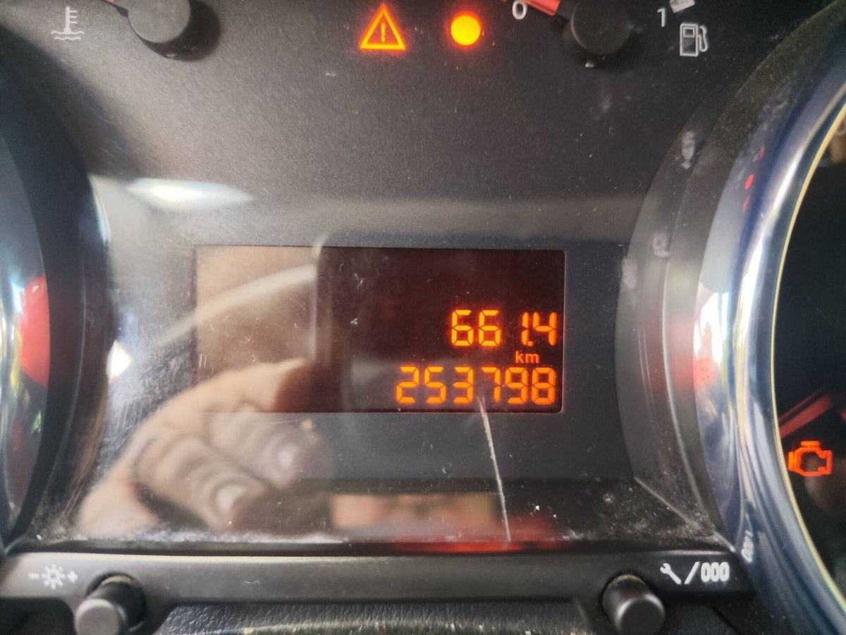 Peugeot 3008 1.6 HDi 110CV Business (9)