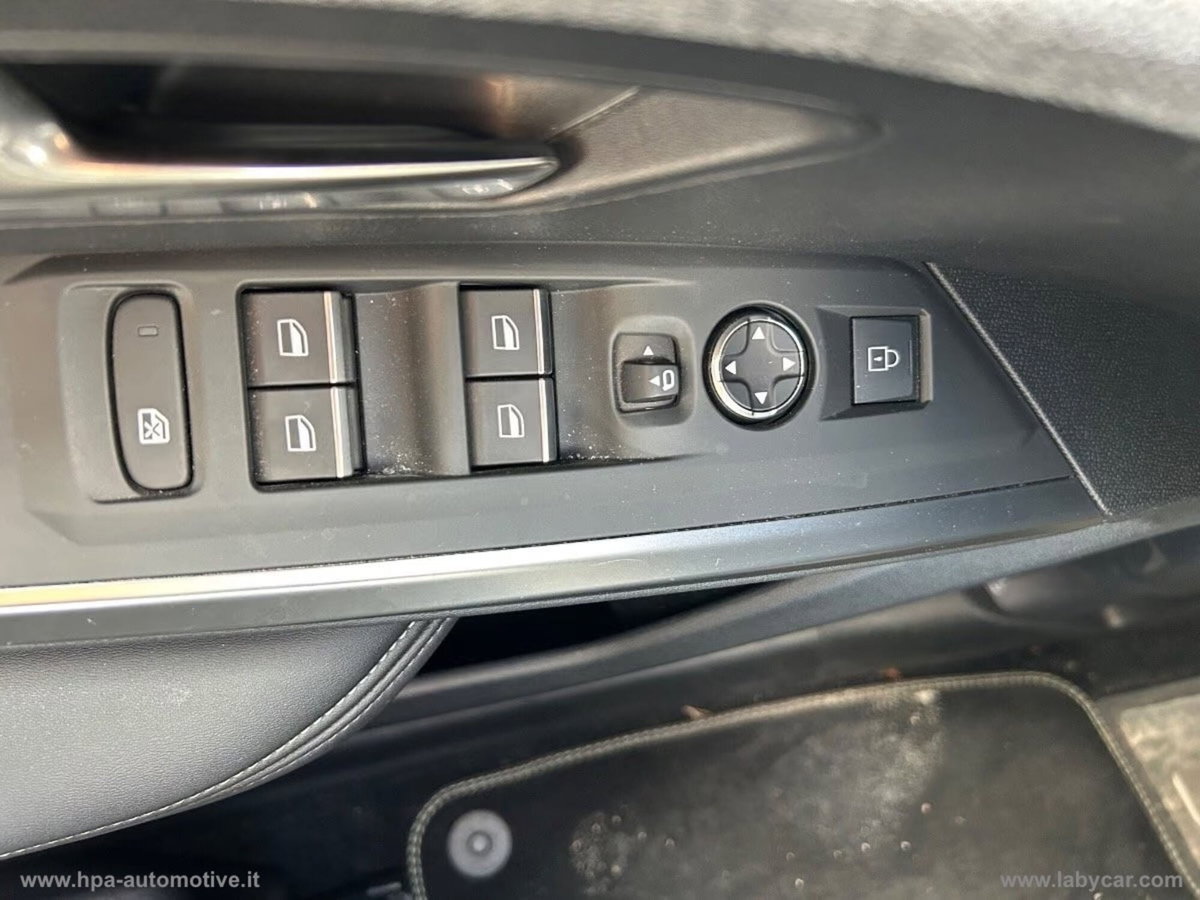 Peugeot 3008 1.2 hybrid 48V GT 136cv e-dcs6 (12)