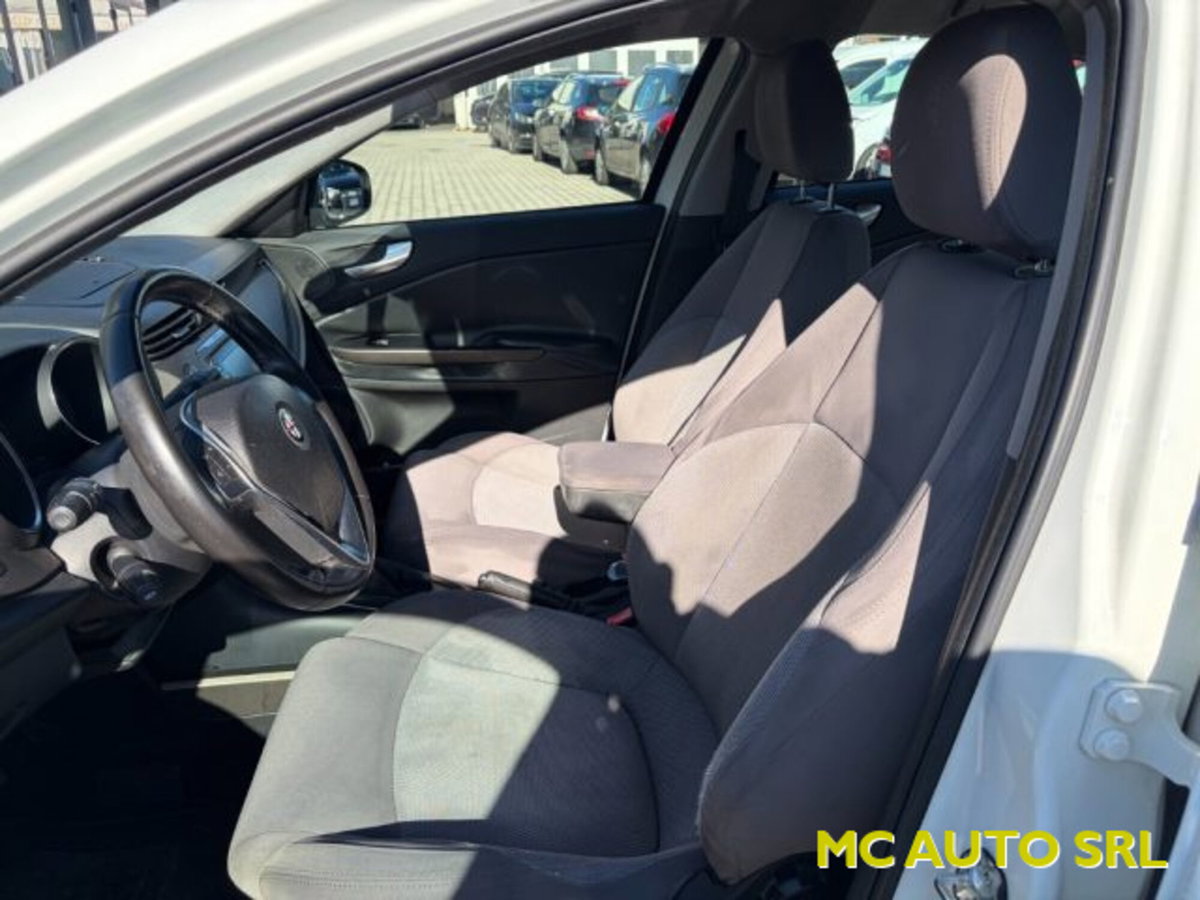 Alfa Romeo Giulietta 1.6 JTDm-2 Distinctive (7)