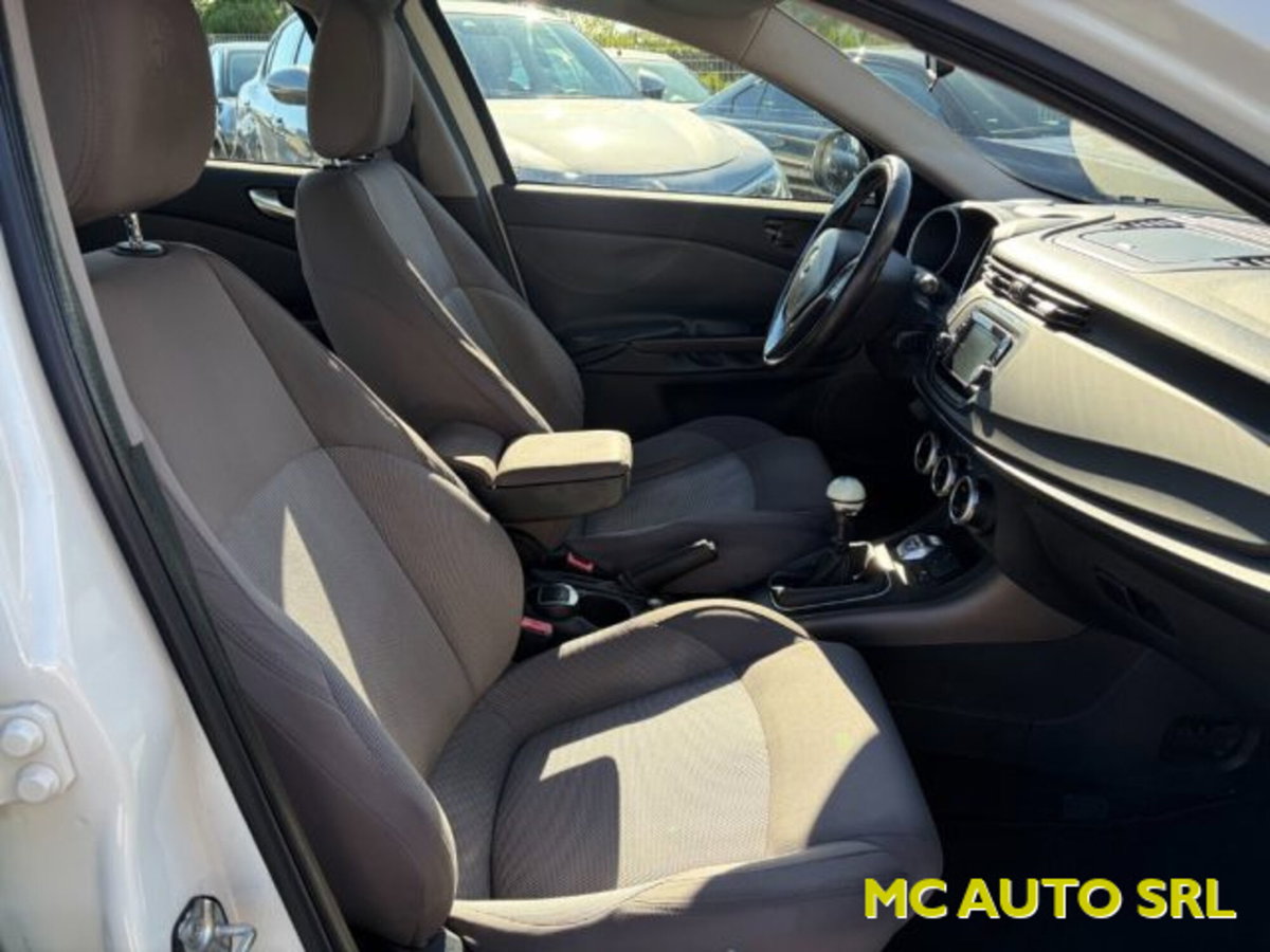 Alfa Romeo Giulietta 1.6 JTDm-2 Distinctive (9)