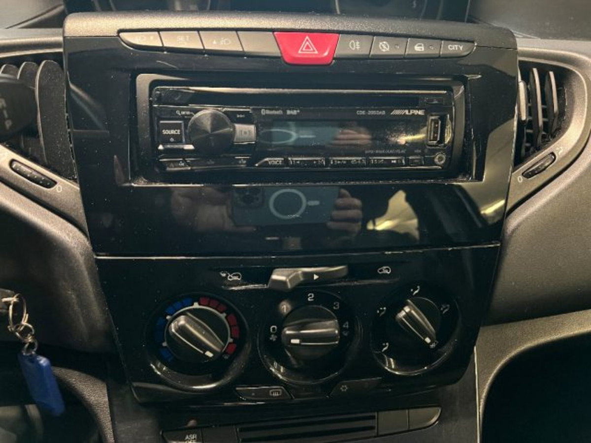Lancia Ypsilon 1.3 MJT 16V 95 CV 5 porte S&S Gold (12)