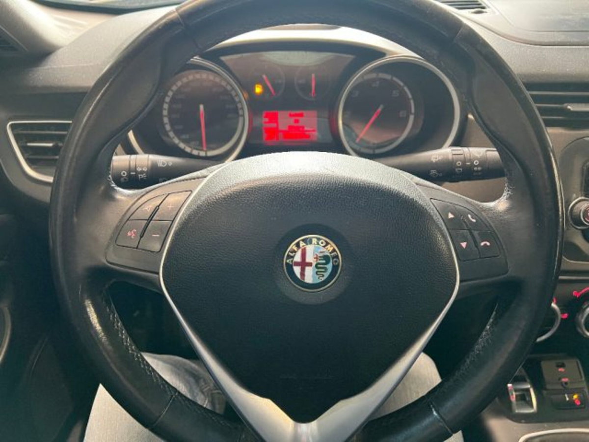 Alfa Romeo Giulietta 1.6 JTDm-2 Distinctive (12)