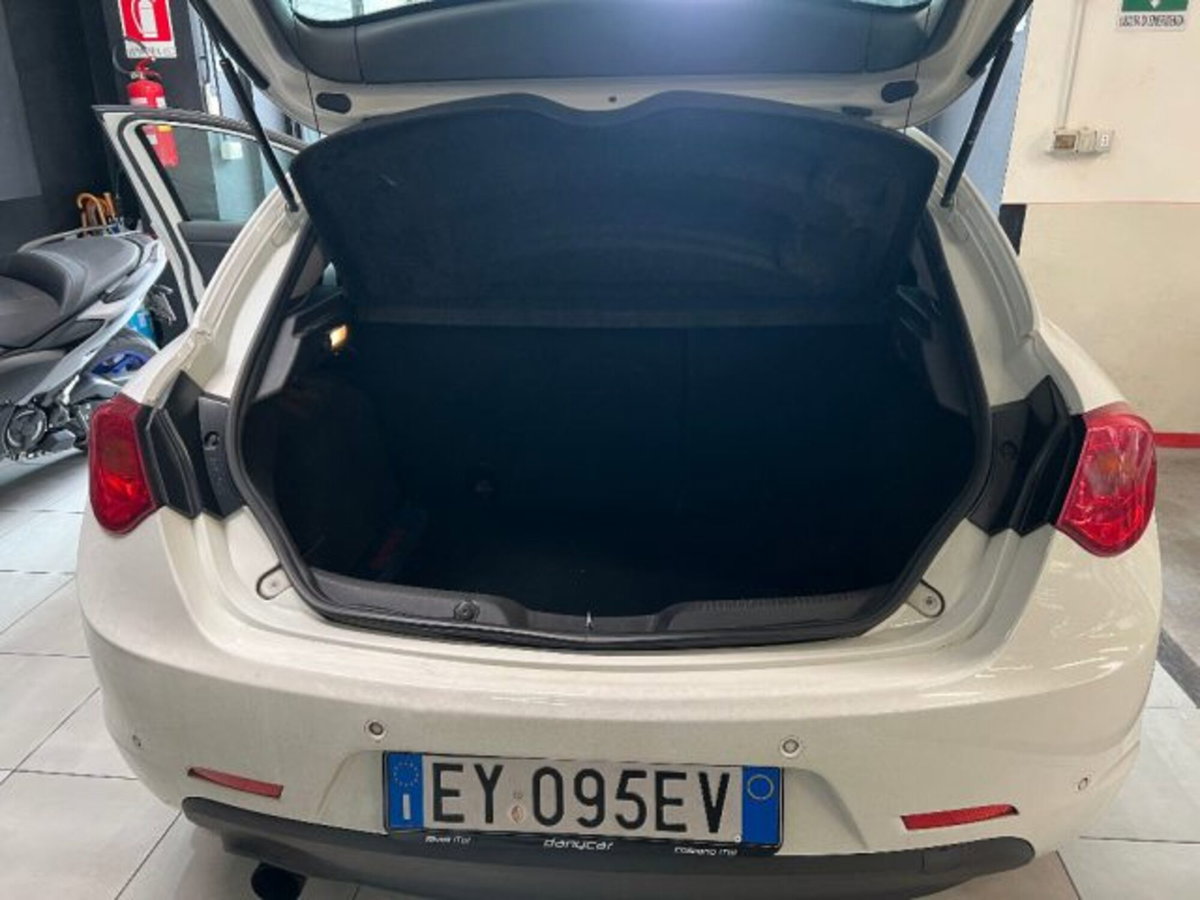 Alfa Romeo Giulietta 1.6 JTDm-2 Distinctive (17)