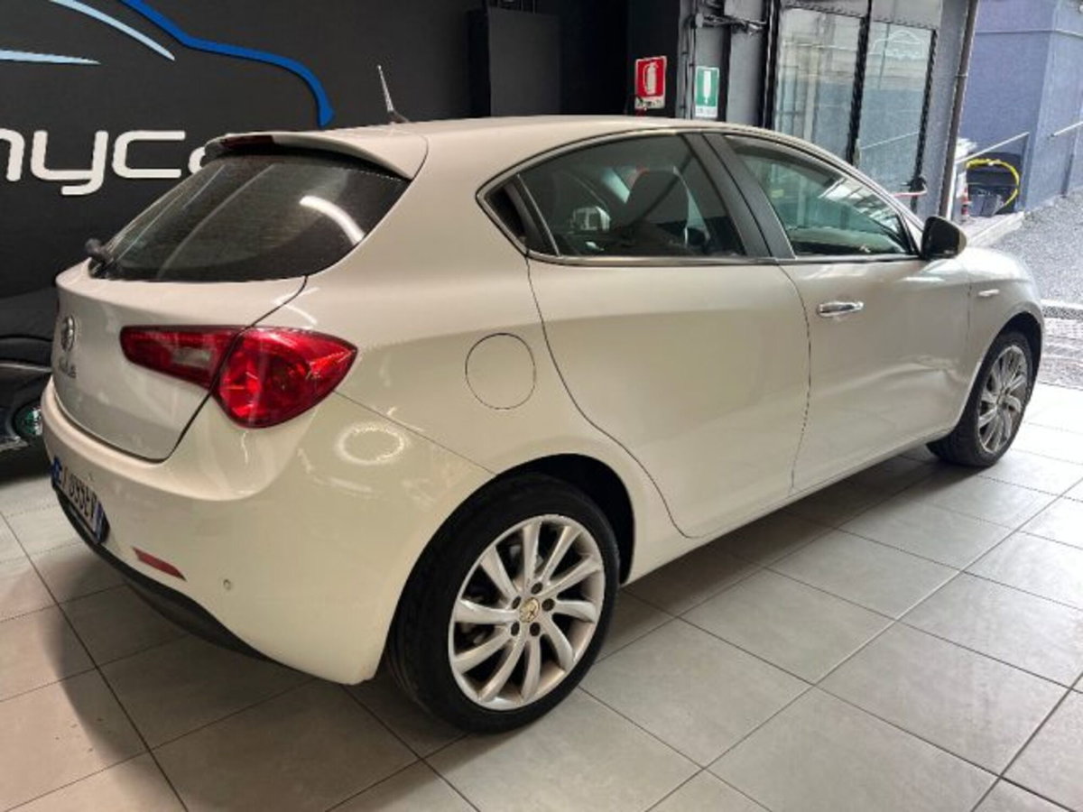 Alfa Romeo Giulietta 1.6 JTDm-2 Distinctive (3)