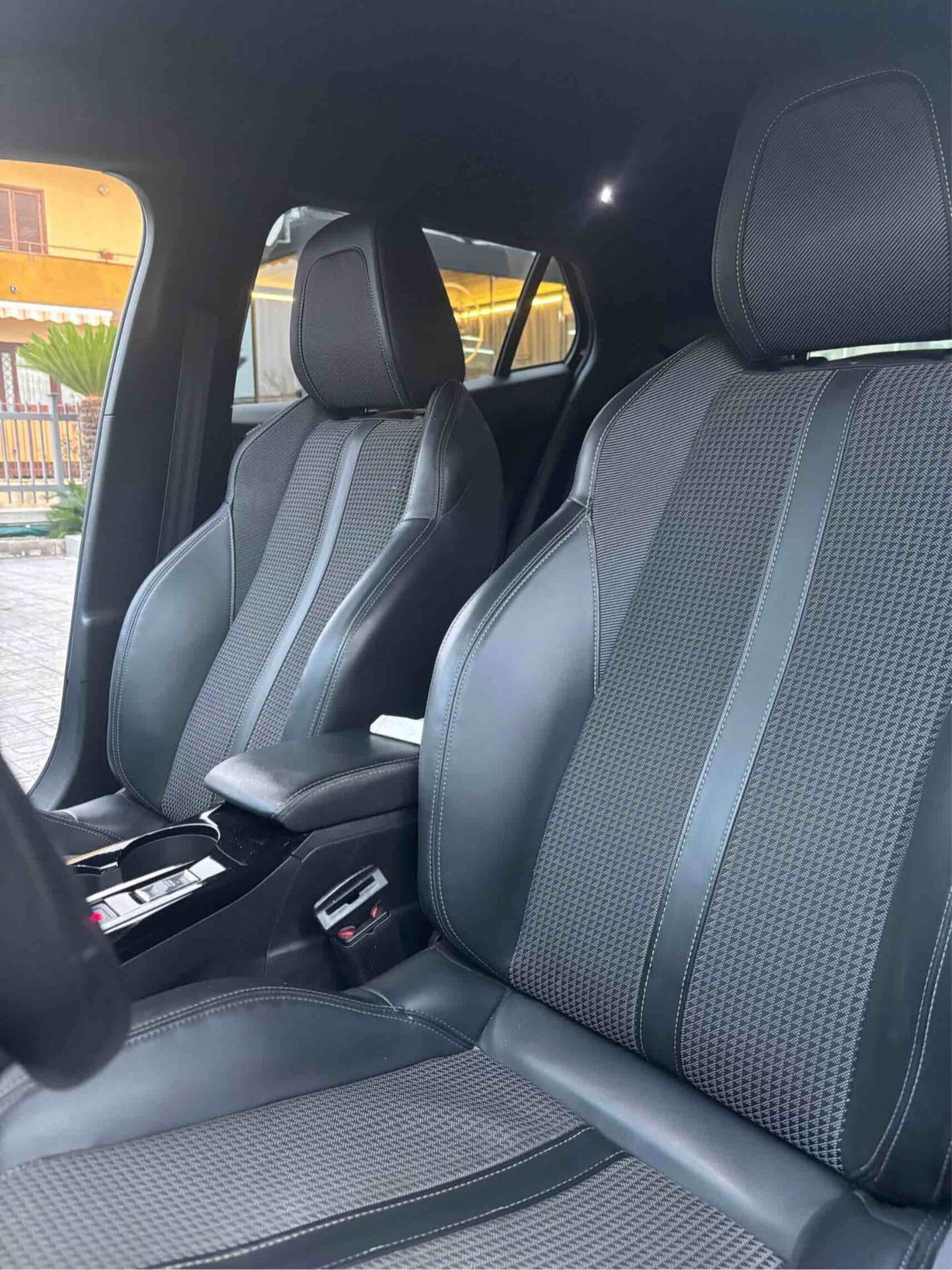 Peugeot 2008 PureTech 130 S&S EAT8 GT Pack (13)