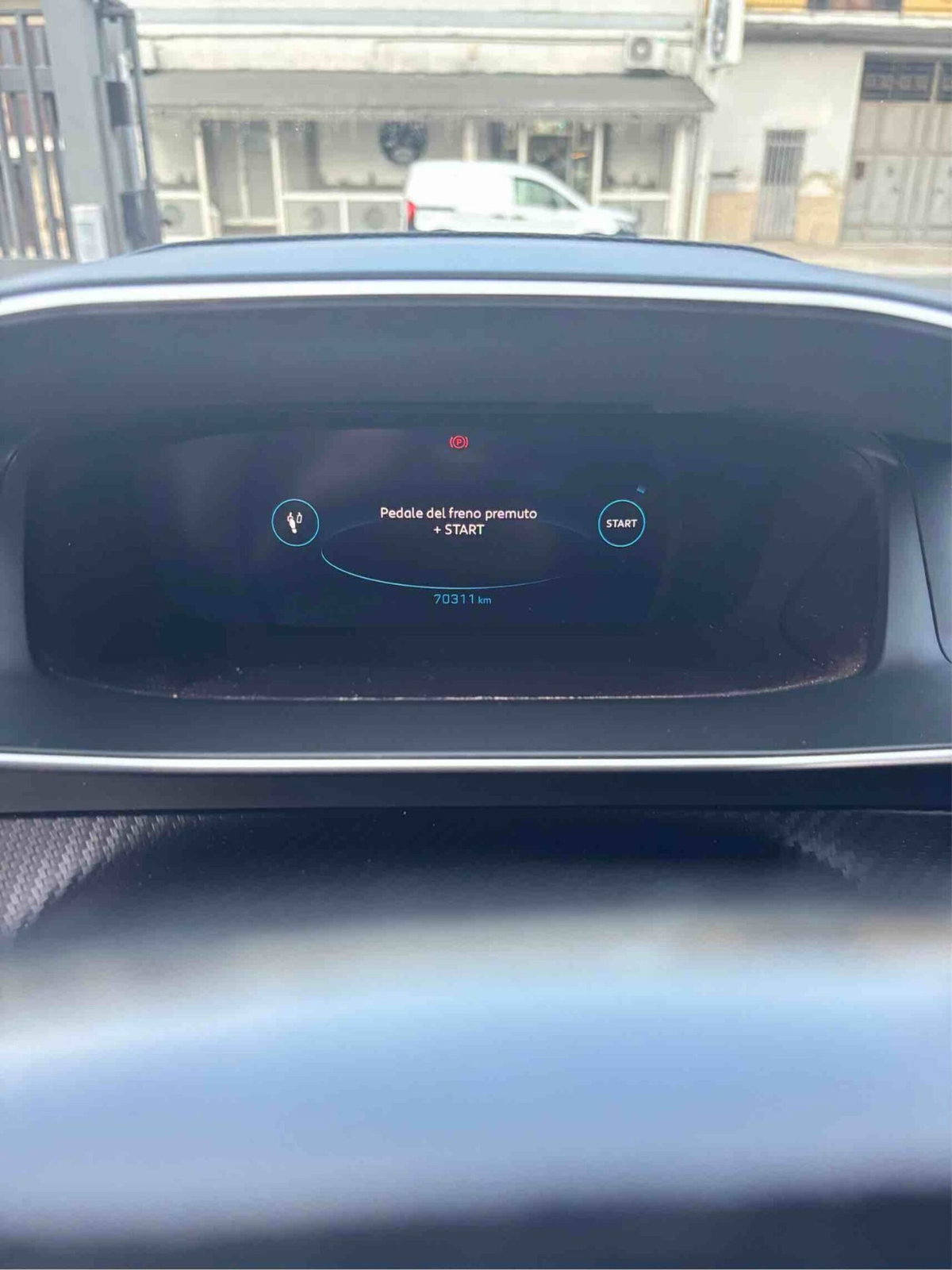 Peugeot 2008 PureTech 130 S&S EAT8 GT Pack (8)