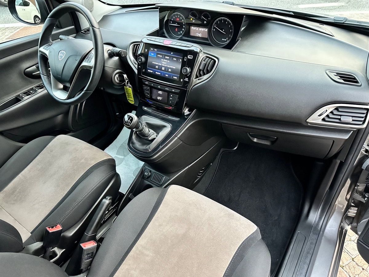 Lancia Ypsilon 1.0 FireFly 5 porte S&S Hybrid Silver Plus (11)