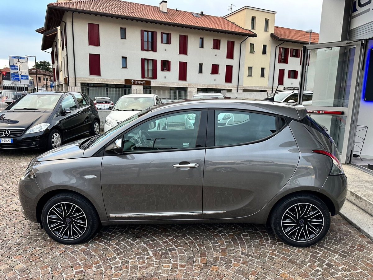 Lancia Ypsilon 1.0 FireFly 5 porte S&S Hybrid Silver Plus (5)
