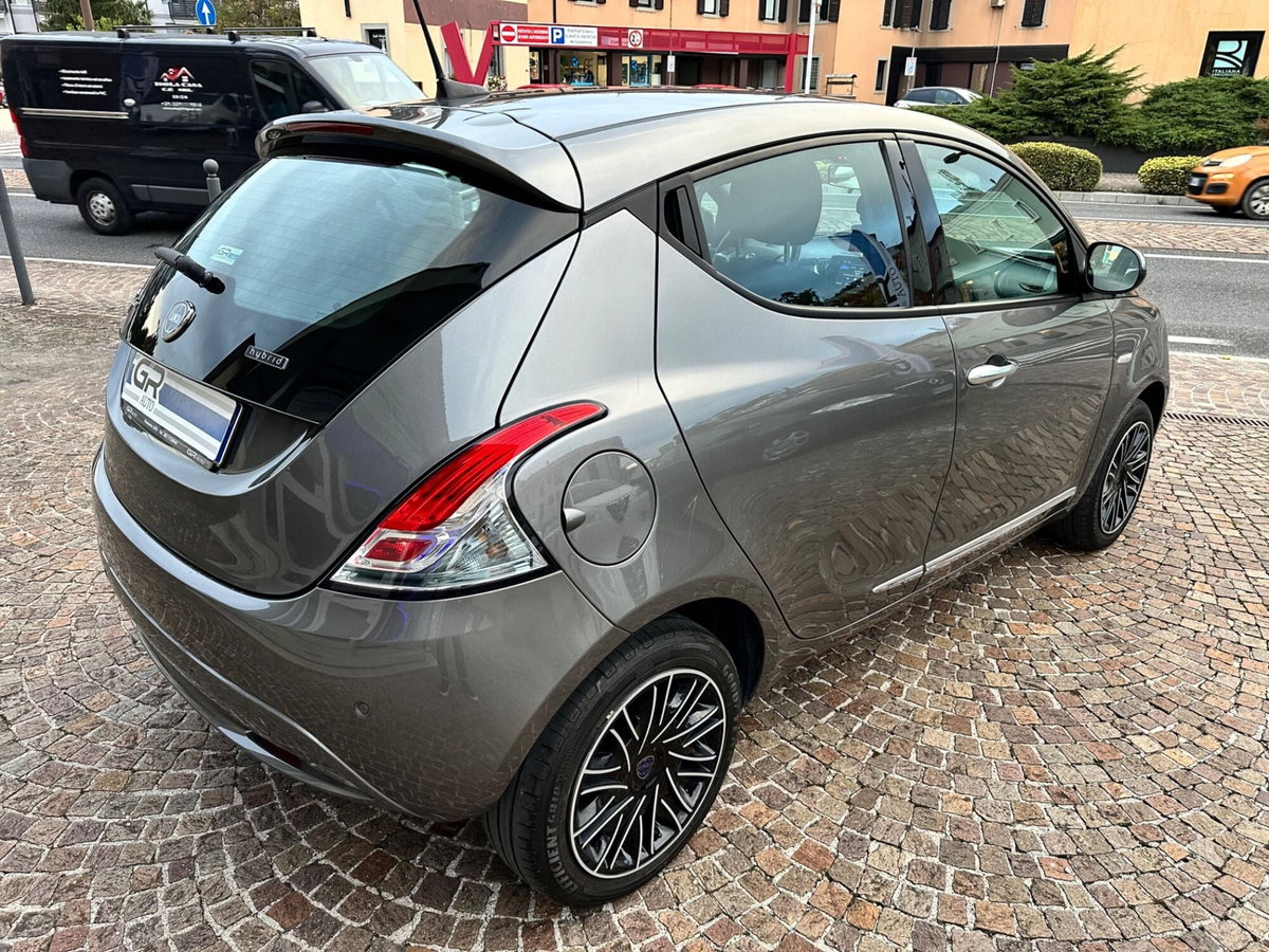 Lancia Ypsilon 1.0 FireFly 5 porte S&S Hybrid Silver Plus (8)