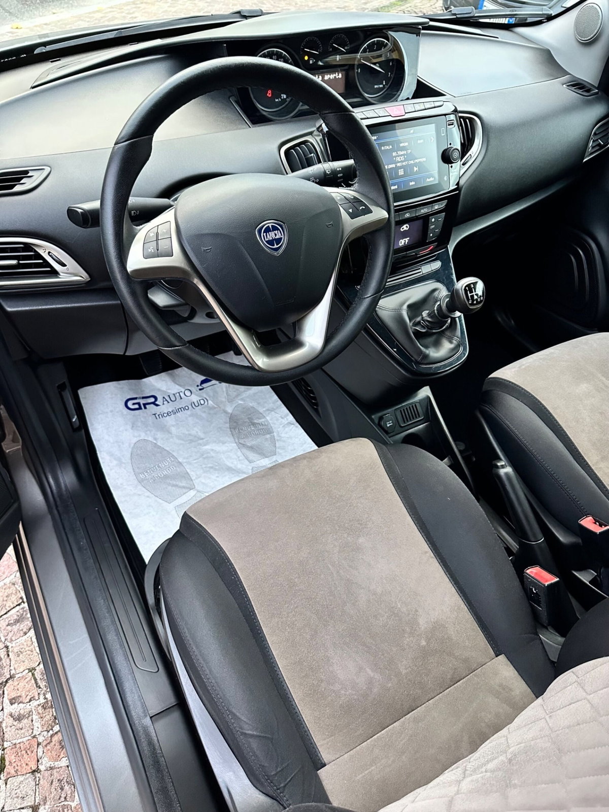 Lancia Ypsilon 1.0 FireFly 5 porte S&S Hybrid Silver Plus (9)