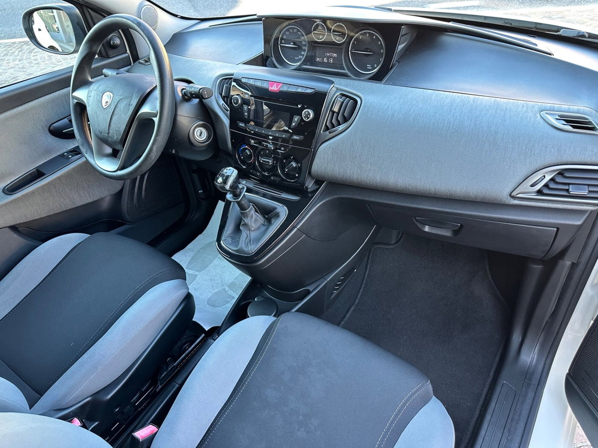Lancia Ypsilon 1.2 69 CV 5 porte Silver (11)