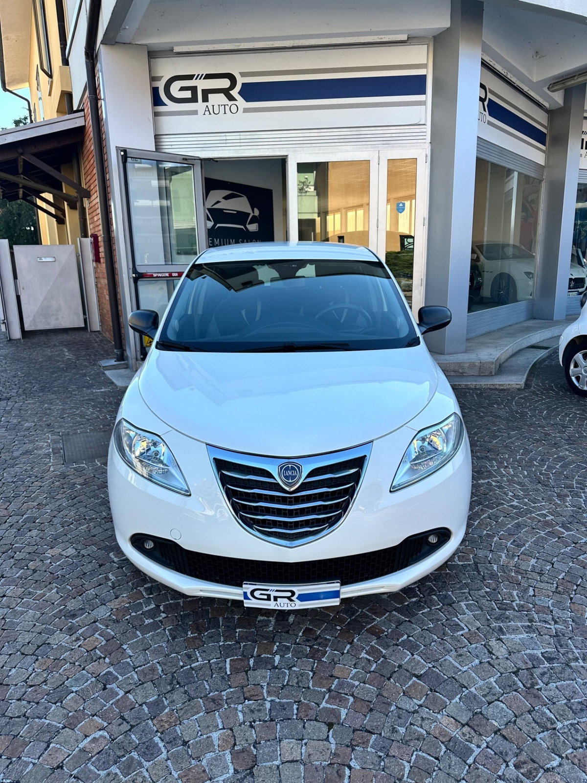 Lancia Ypsilon 1.2 69 CV 5 porte Silver (2)