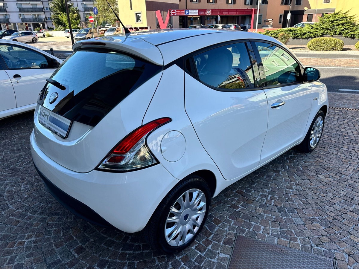 Lancia Ypsilon 1.2 69 CV 5 porte Silver (6)