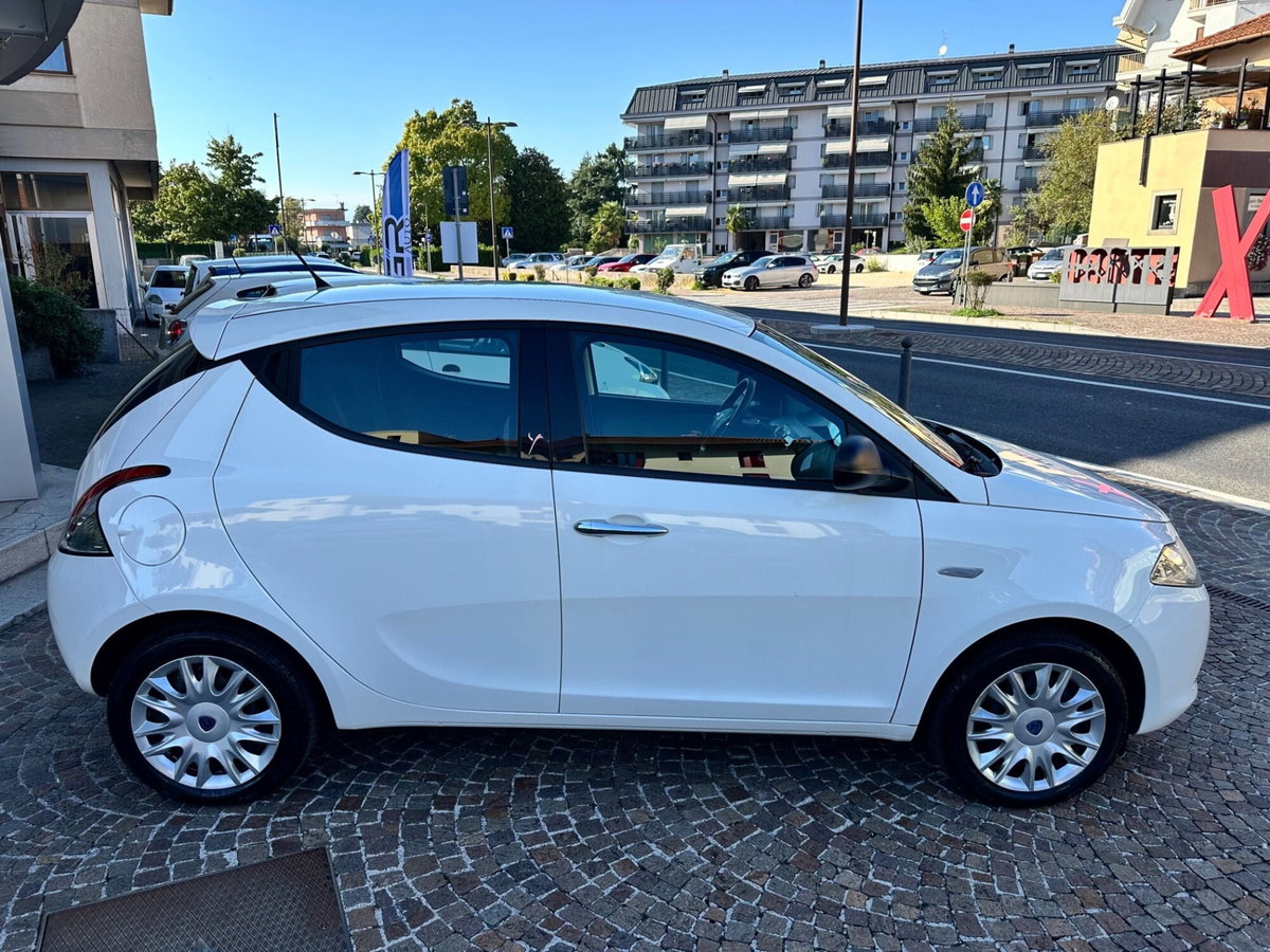 Lancia Ypsilon 1.2 69 CV 5 porte Silver (7)