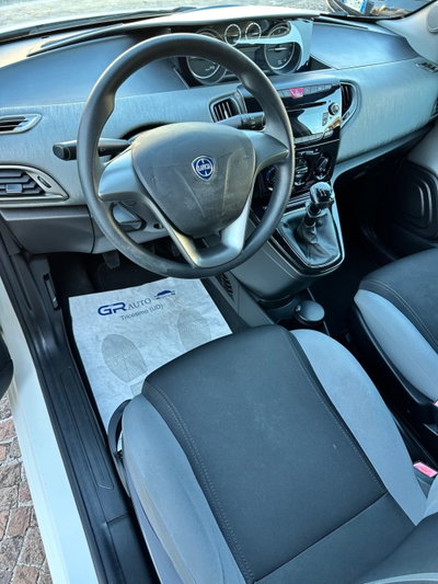 Lancia Ypsilon 1.2 69 CV 5 porte Silver (9)