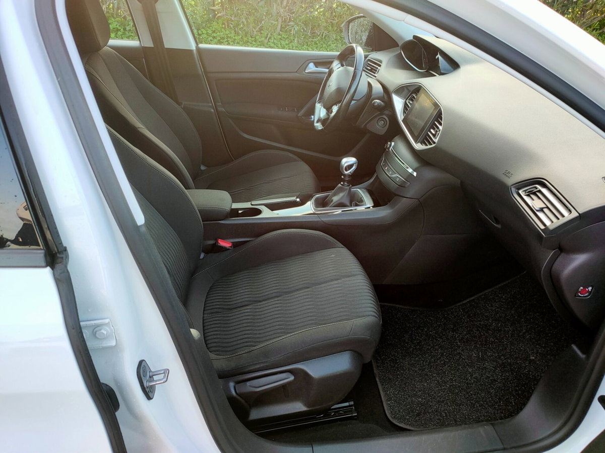 Peugeot 308 BlueHDi 120 S&S Allure (13)
