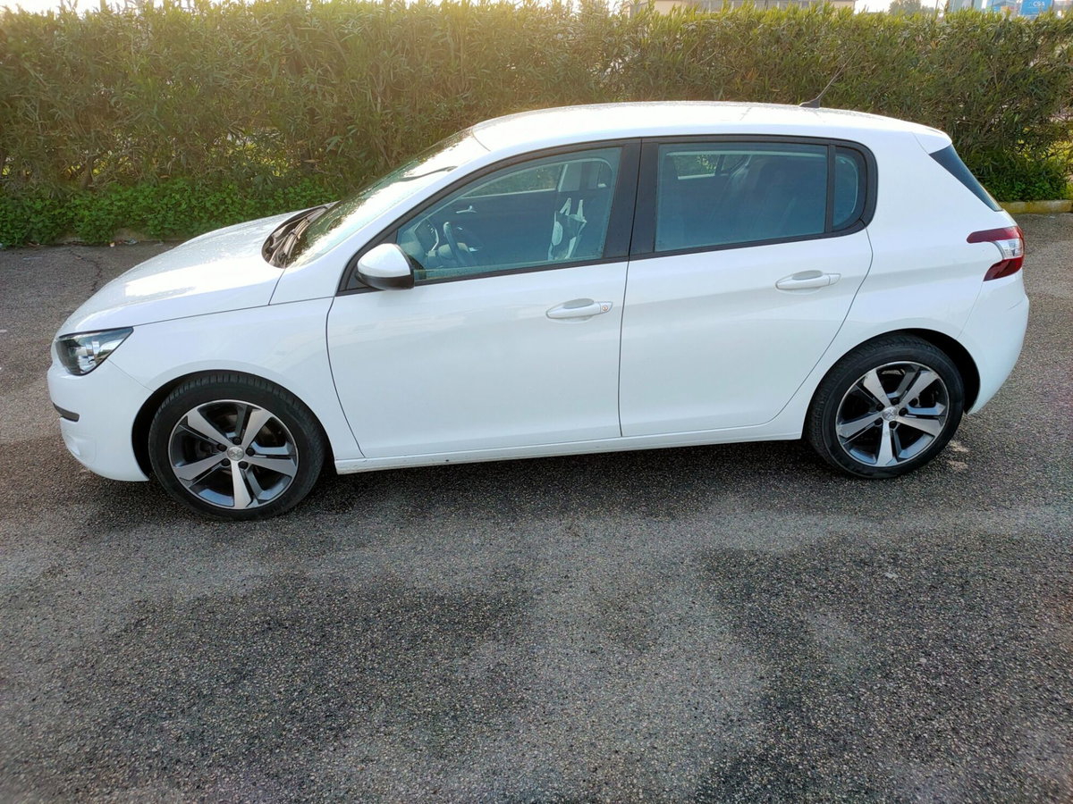 Peugeot 308 BlueHDi 120 S&S Allure (2)