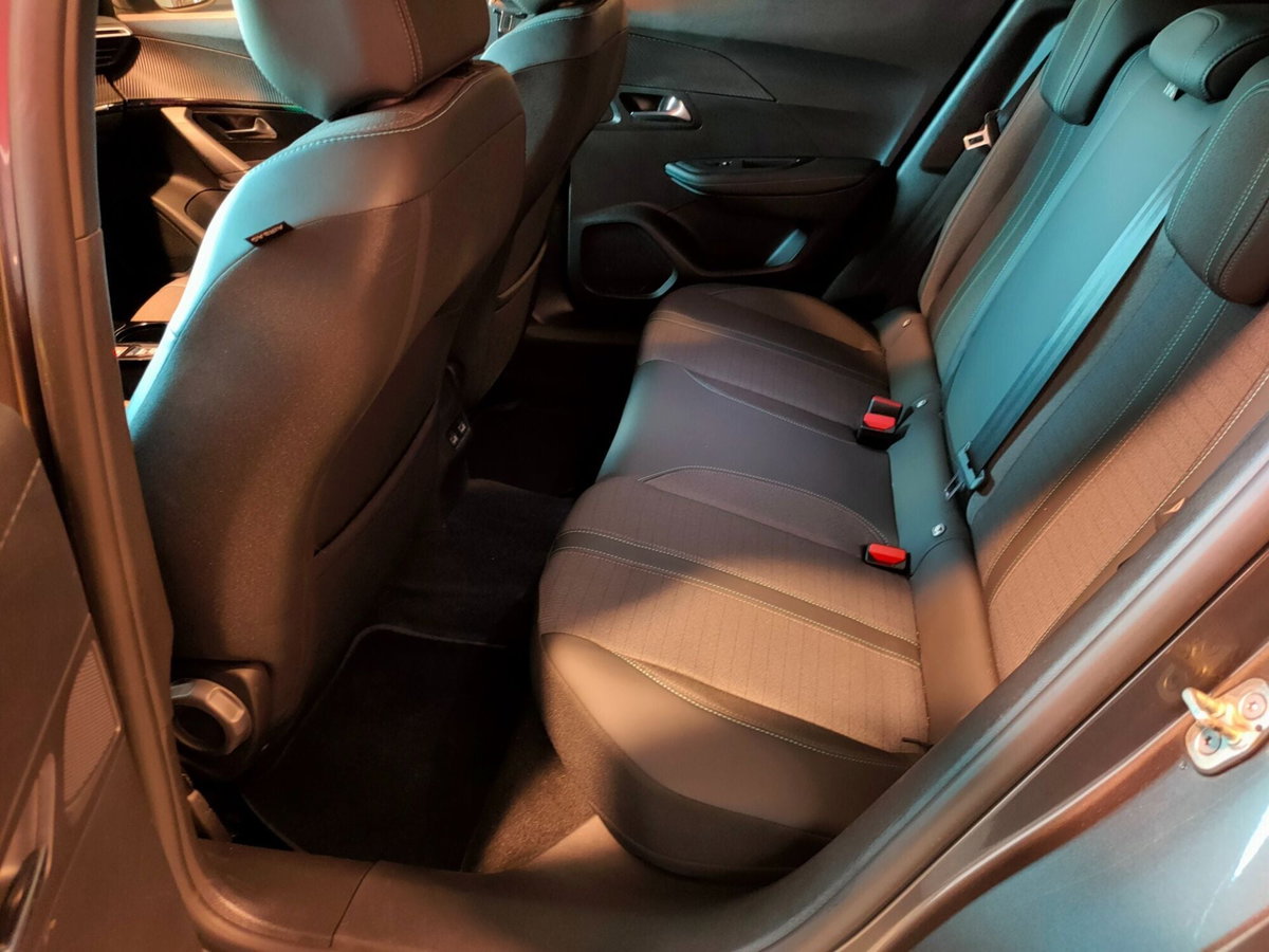 Peugeot 2008 BlueHDi 130 S&S EAT8 Allure Pack (10)