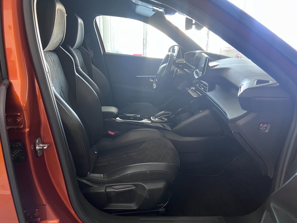 Peugeot 2008 BlueHDi 130 S&S EAT8 GT Pack (12)