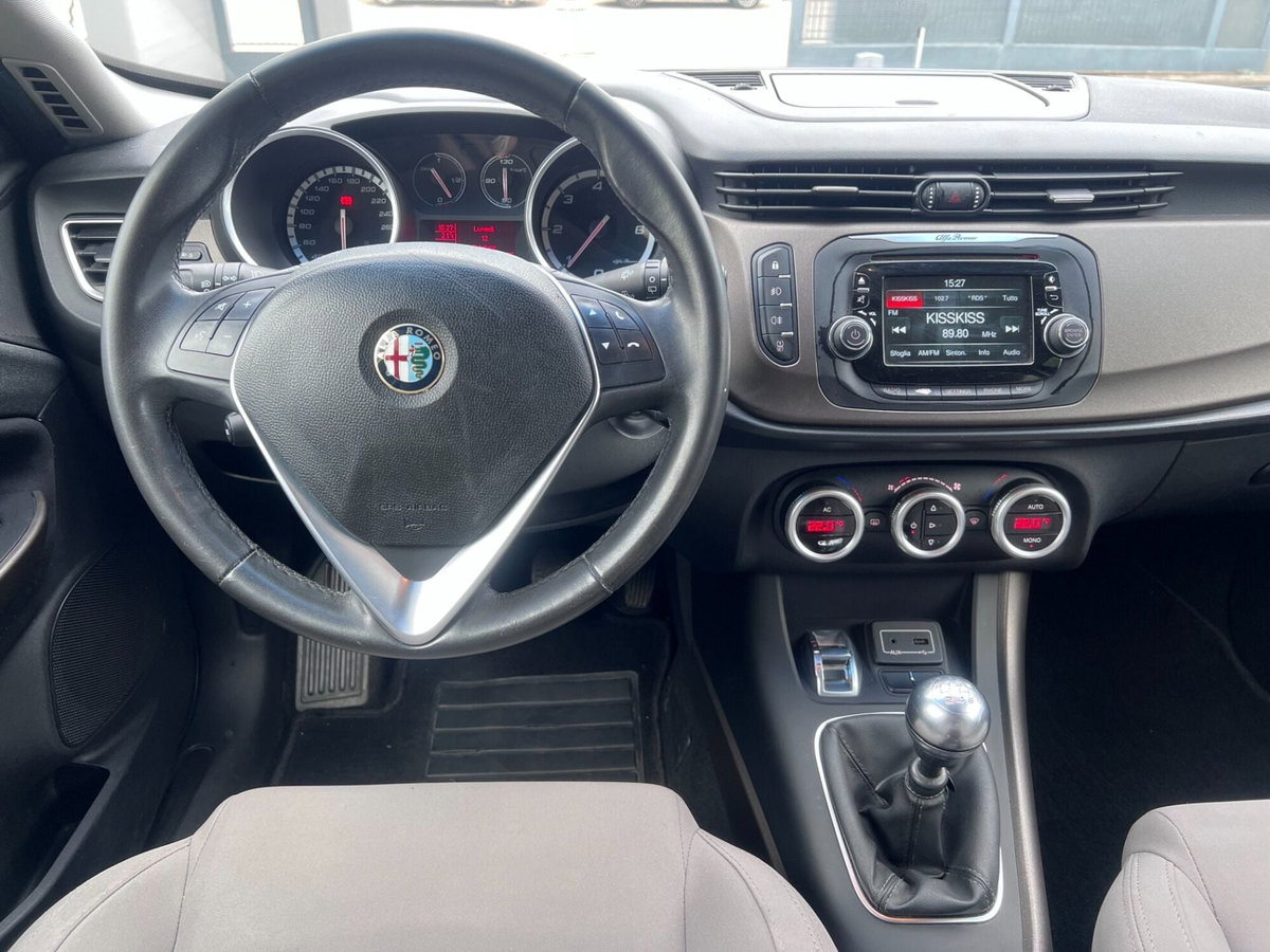 Alfa Romeo Giulietta 1.6 JTDm-2 Distinctive (10)