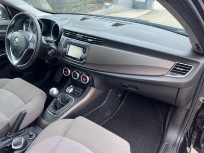Alfa Romeo Giulietta 1.6 JTDm-2 Distinctive (11)