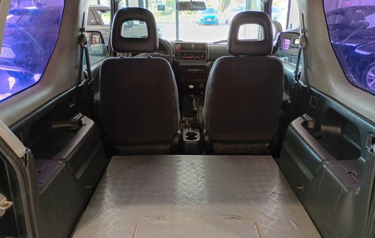Suzuki Jimny 1.3i 16V cat 4WD JLX (7)
