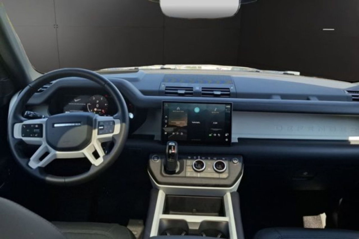 Land Rover Defender 110 3.0D I6 300 CV AWD Auto X-Dynamic SE (6)
