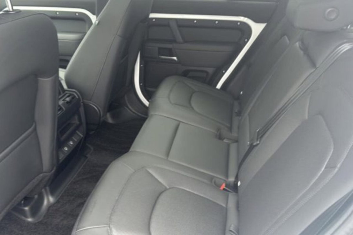 Land Rover Defender 110 3.0D I6 200 CV AWD Auto S (8)