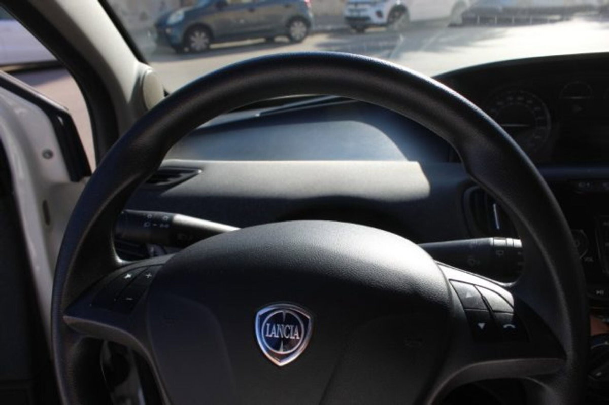 Lancia Ypsilon 1.0 FireFly 5 porte S&S Hybrid Ecochic Silver (10)