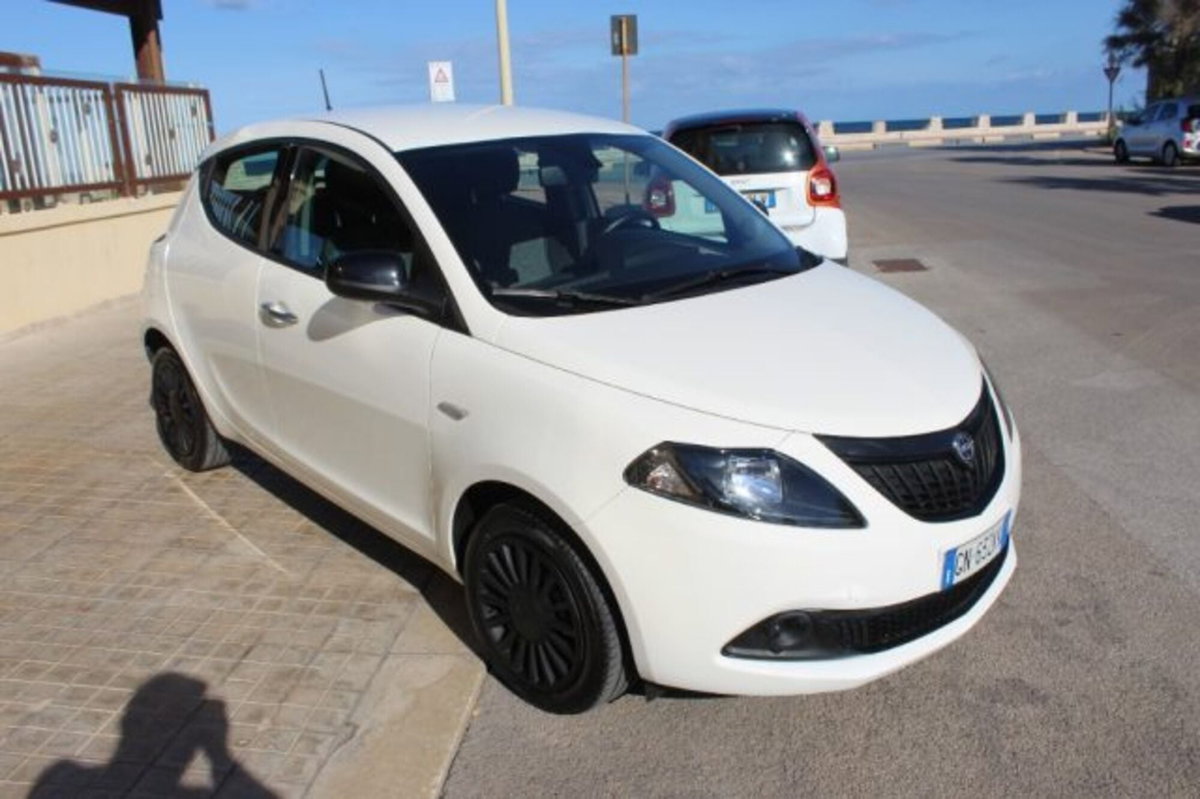 Lancia Ypsilon 1.0 FireFly 5 porte S&S Hybrid Ecochic Silver (2)