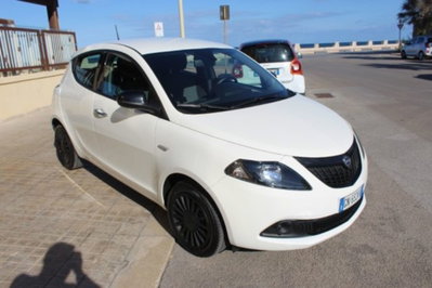 Lancia Ypsilon 1.0 FireFly 5 porte S&S Hybrid Ecochic Silver (2)