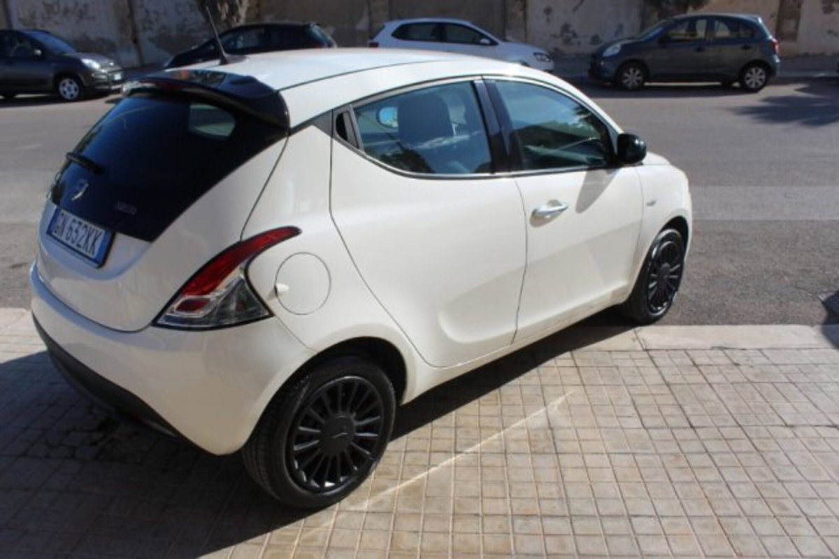 Lancia Ypsilon 1.0 FireFly 5 porte S&S Hybrid Ecochic Silver (3)