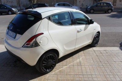 Lancia Ypsilon 1.0 FireFly 5 porte S&S Hybrid Ecochic Silver (3)