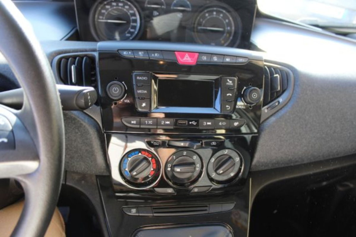Lancia Ypsilon 1.0 FireFly 5 porte S&S Hybrid Ecochic Silver (9)