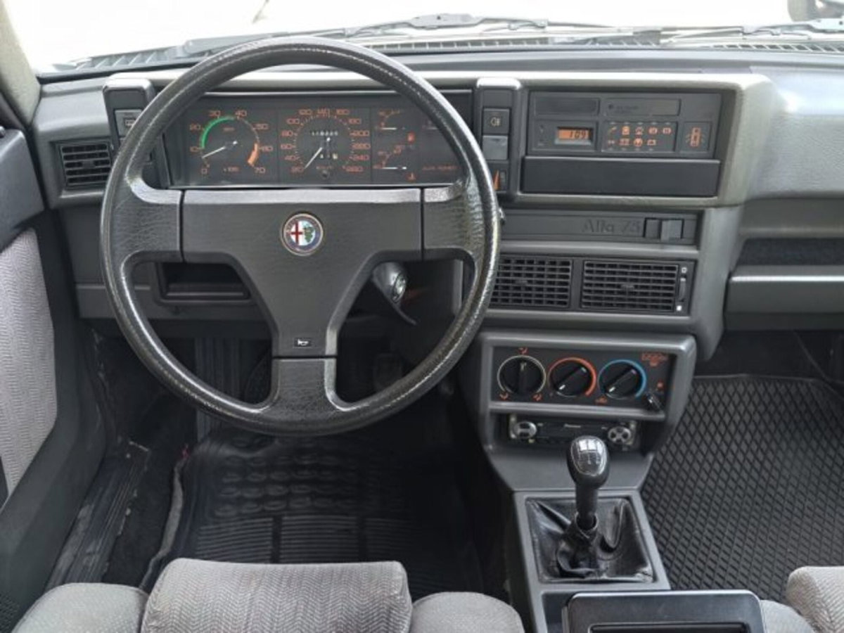 Alfa Romeo 75 2.0i Twin Spark (17)