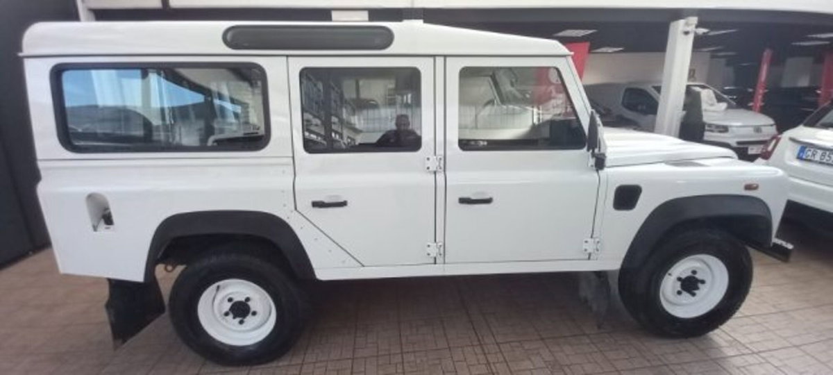 Land Rover Defender 110 2.2 TD4 Station Wagon N1 (2)