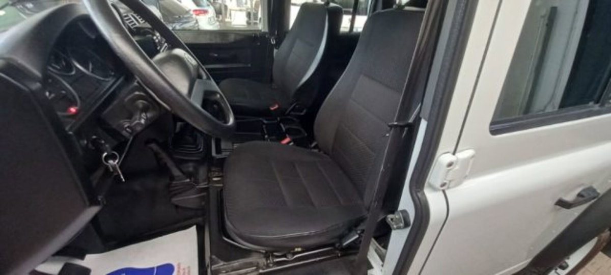 Land Rover Defender 110 2.2 TD4 Station Wagon N1 (5)