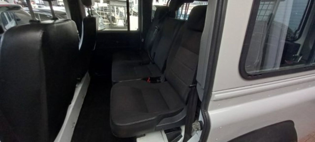 Land Rover Defender 110 2.2 TD4 Station Wagon N1 (6)