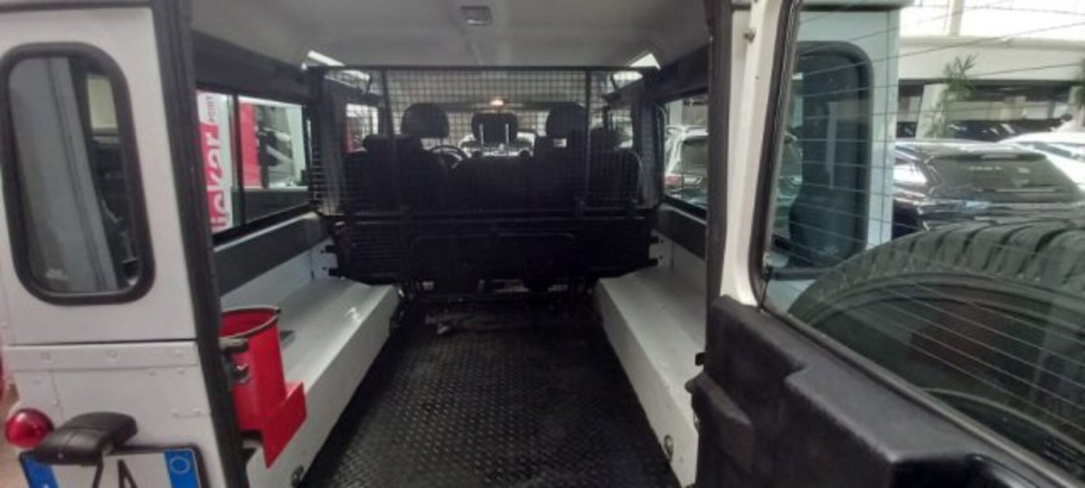 Land Rover Defender 110 2.2 TD4 Station Wagon N1 (7)