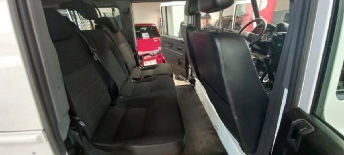 Land Rover Defender 110 2.2 TD4 Station Wagon N1 (8)