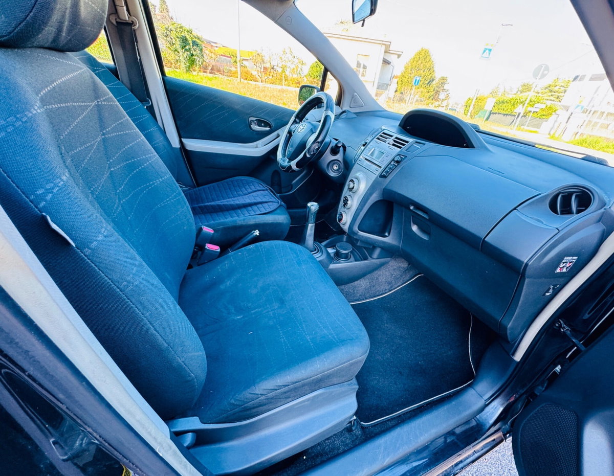 Toyota Yaris 1.3 5 porte Navi (12)